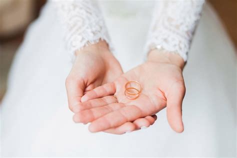 Можно ли носить помолвочное кольцо до свадьбы?